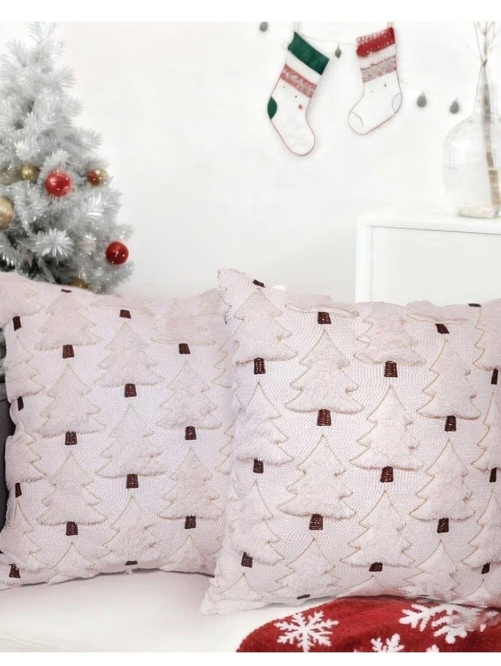 Holiday Tree Embroidered Decorative Throw Pillow Set. Cream with Gold Trim. NWT.